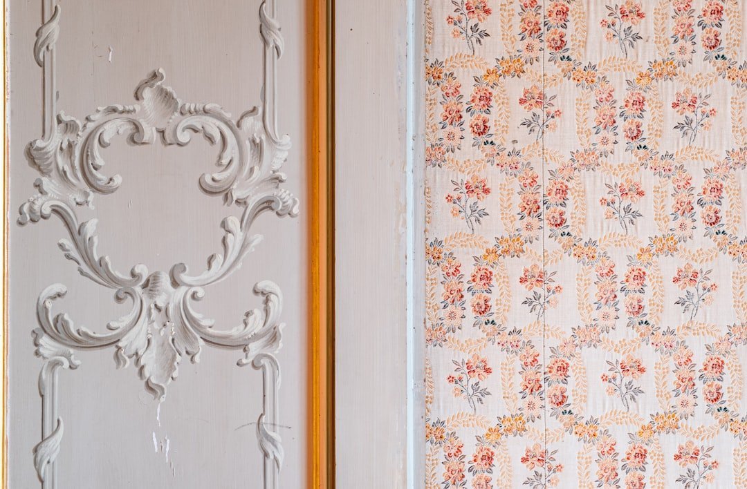 a close up of a wall with a pattern on it — EasyCasa Italy